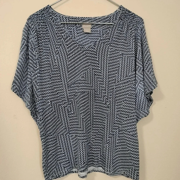 Chico's Size 1 Medium Blue White Abstract Pattern V Neckline Short Sleeves D1 - Picture 2 of 6